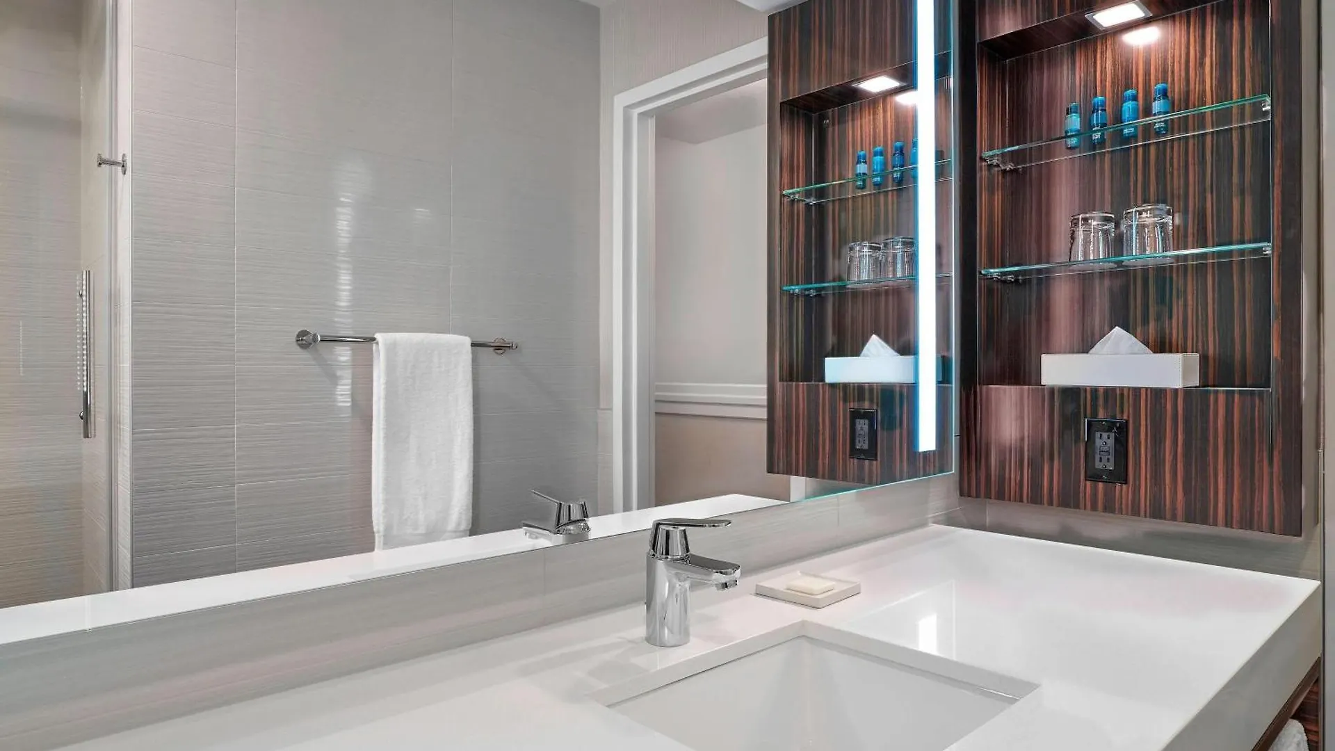 Delta Hotels By Marriott Edmonton Centre Suites