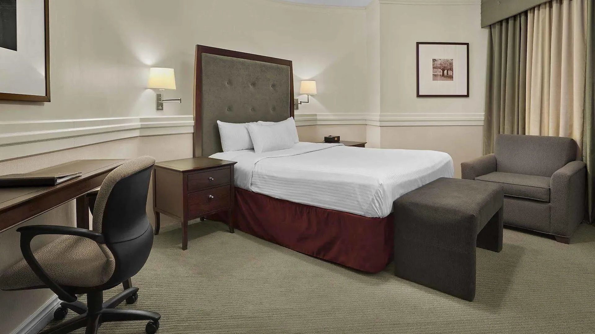Delta Hotels By Marriott Edmonton Centre Suites 4*,