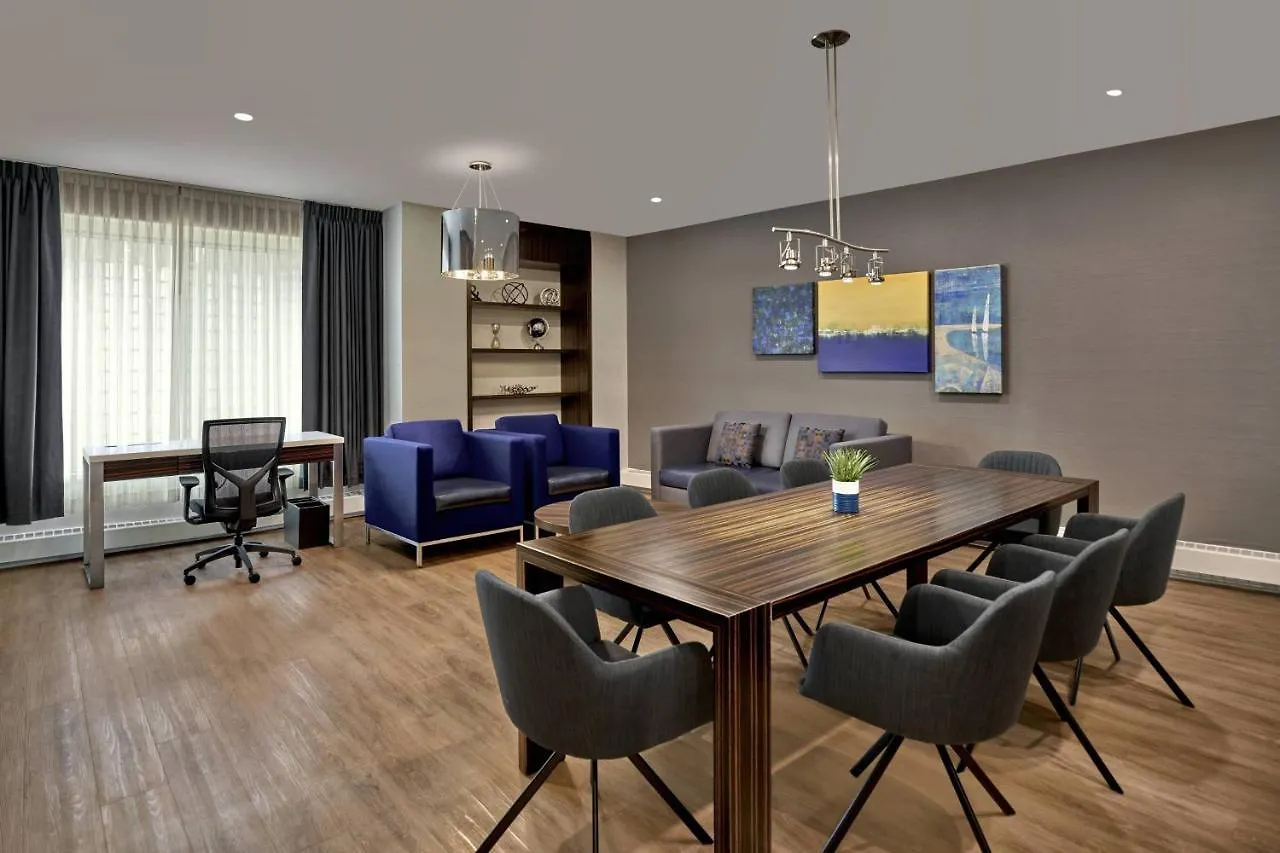 Delta Hotels By Marriott Edmonton Centre Suites 4*,