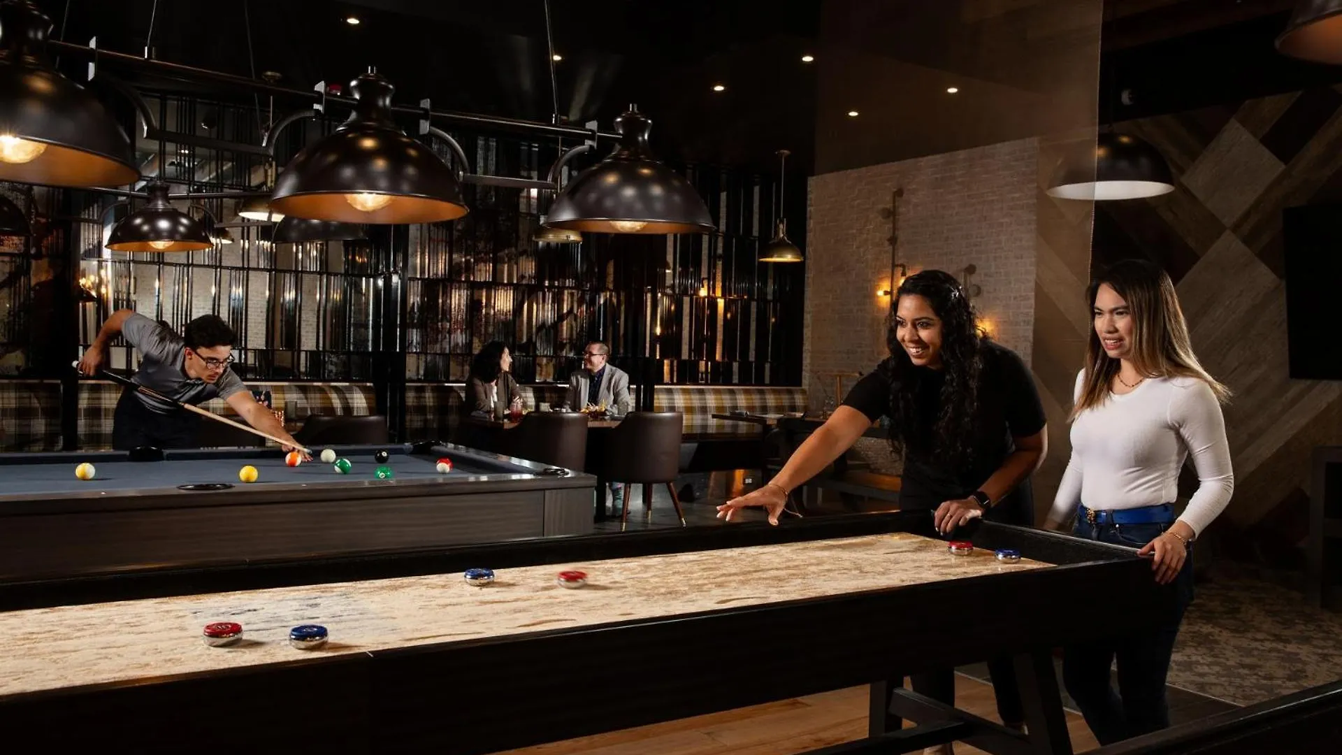 Delta Hotels By Marriott Edmonton Centre Suites 4*,