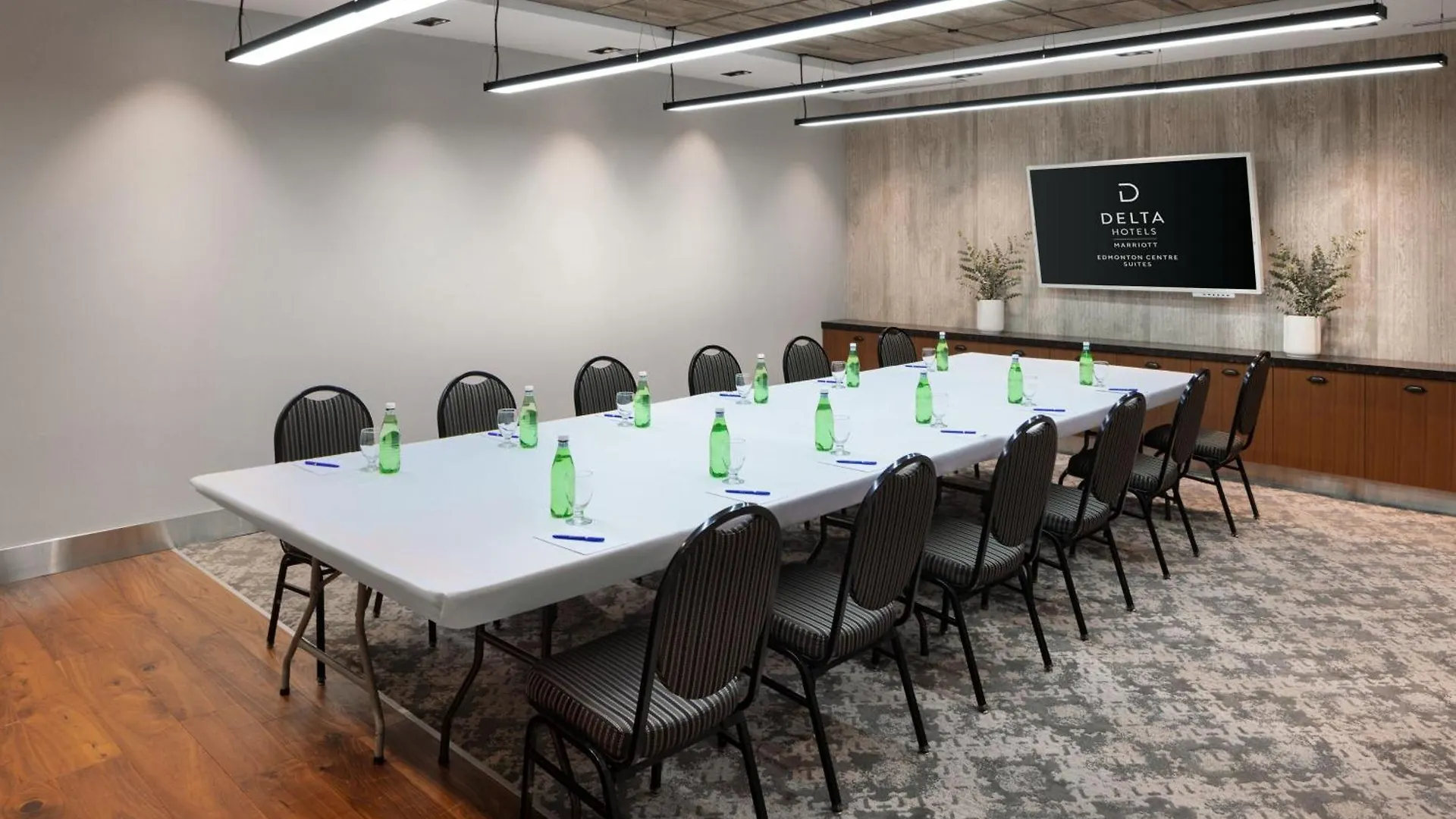 Delta Hotels By Marriott Edmonton Centre Suites 4*,  Canada