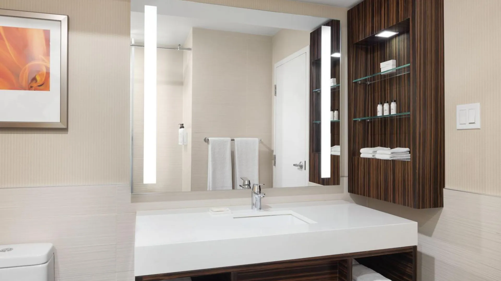 Delta Hotels By Marriott Edmonton Centre Suites