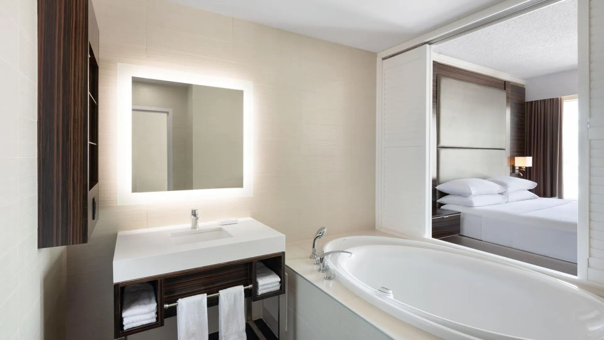 Delta Hotels By Marriott Edmonton Centre Suites 4*,